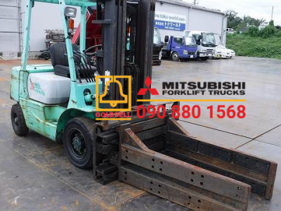 Cách 1 chiếc xe nâng kẹp gạch