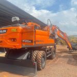 Máy xúc bánh lốp có được lưu thông trên đường không?